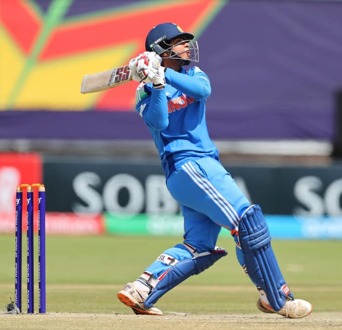 आरोन जॉर्ज बने POTM: लक्ष्य का पीछा करते हुए वैभव सूर्यवंशी ने तेज शुरुआत की, उन्होंने 33 गेंदों में 206 की स्ट्राइक रेट से 68 रन बनाए. आरोन जॉर्ज ने 104 गेंदों में 2 छक्के और 15 चौकों की मदद से 115 रन बनाए. इस शतकीय पारी के लिए उन्हें प्लेयर ऑफ द मैच अवार्ड मिला.