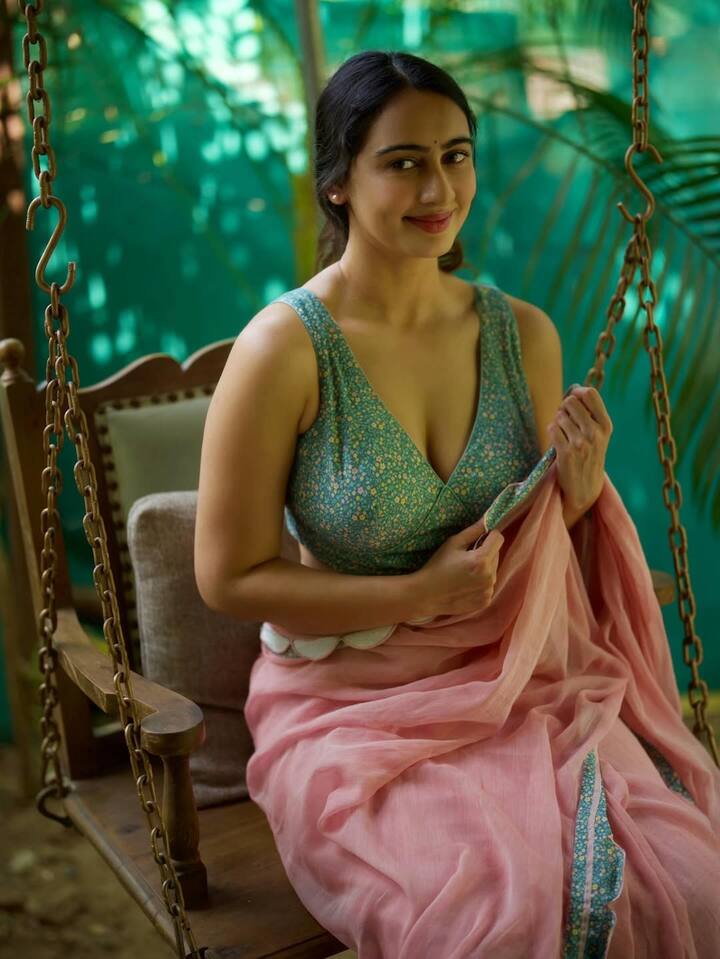 हाल ही में, मेघा शुक्ला ने इंस्टाग्राम पर बोल्ड पोज वाली तस्वीरें साझा कीं, जिससे इंटरनेट पर हलचल मच गई।