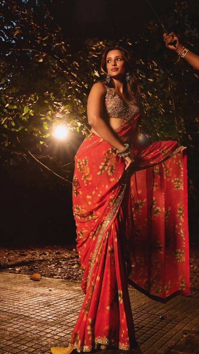 तृप्ति डिमरी इस लुक में बेहद एलिगेंट और फैशनेबल वाइब दे रही है. इस लुक में उन्होंने बेहद मिनिमल मेकअप किया जिससे वे और ज्यादा प्यारी नजर आ रही हैं.
