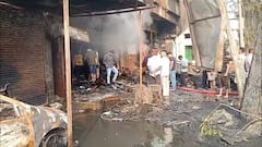 Akluj Fire Accident : गाडीचे चार्जिंग बंद करणे विसरले अन् घर, कारसह दुकानाची झाली राखरांगोळी; अकलूजमधील धक्कादायक प्रकार