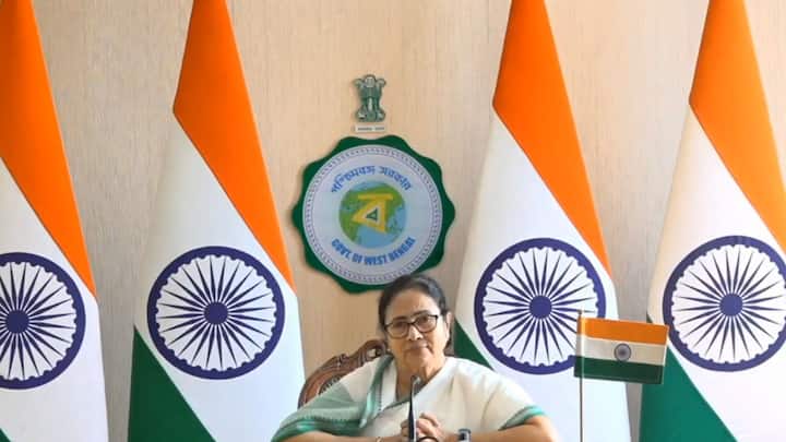 অন্তর্বর্তী বাজেটে ২১ থেকে ৪০ বছর বয়সি বেকার যুবদের জন্য 'বাংলার যুব সাথী' নামে নতুন প্রকল্পের ঘোষণা করলেন অর্থমন্ত্রী চন্দ্রিমা ভট্টাচার্য।