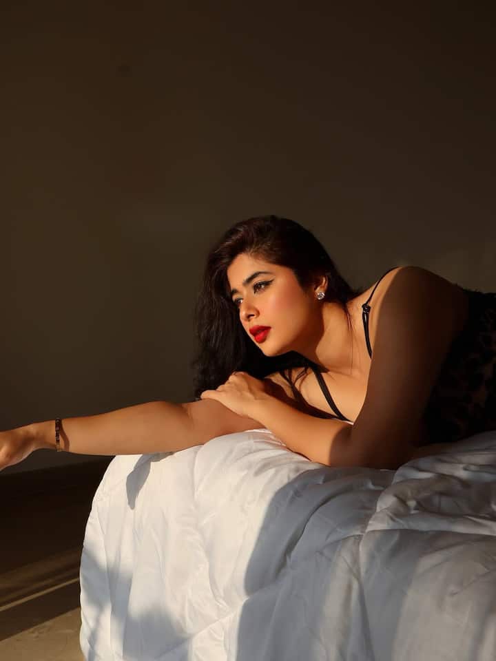 हालांकि, यह पहली बार नहीं है जब निकिता ने अपनी हॉटनेस से इंटरनेट पर तहलका मचाया है। निकिता पहले भी ऐसा कर चुकी हैं।