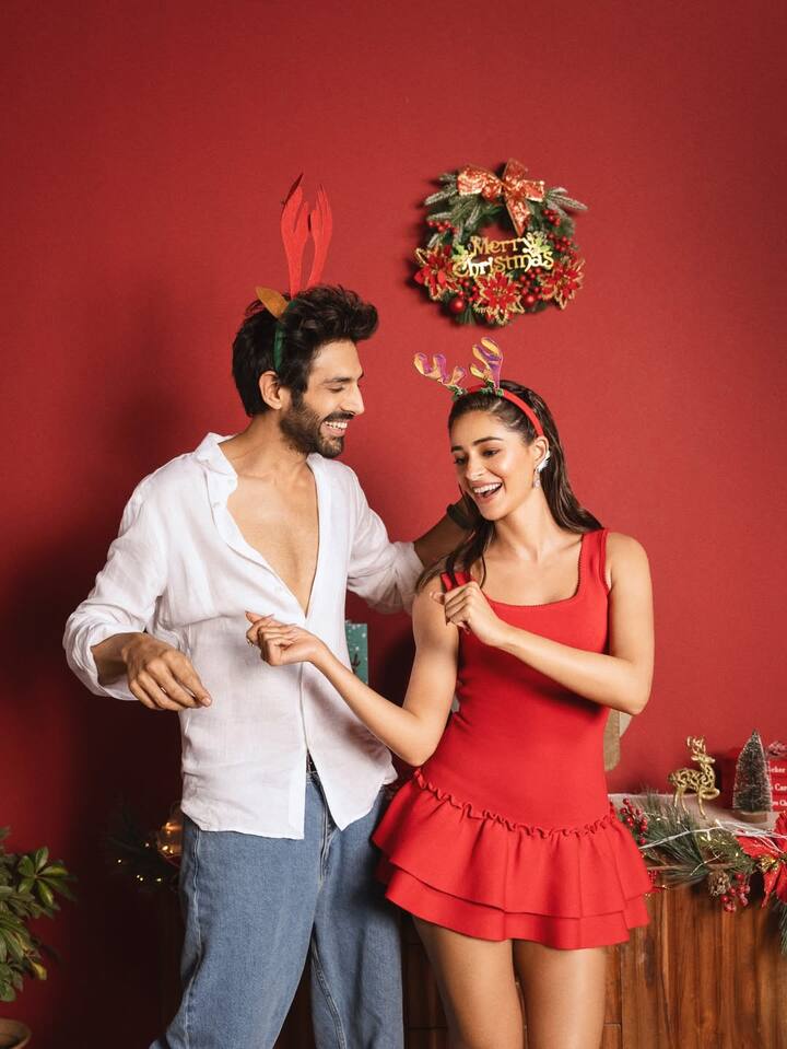 ये ड्रेस खासकर उन लड़कियों के लिए है जो क्यूट और गर्ली लुक पसंद करती हैं. मिनी कट और हल्का फ्लेयर इसे बेहद प्यारा और चुलबुला बनाता है.