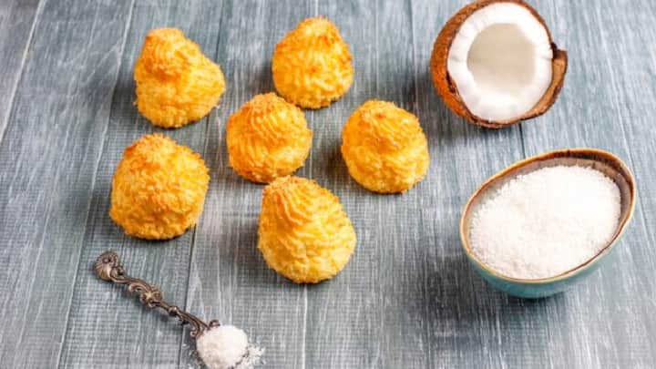 लड्डू में बादाम, काजू, किशमिश और अखरोट होते हैं। इनसे प्रोटीन, आयरन, विटामिन और ओमेगा-3 फैटी एसिड मिलते हैं। लड्डू में मौजूद पोषक तत्व मांसपेशियों को मजबूत बनाते हैं और शरीर की ताकत बढ़ाने में सहायक होते हैं।