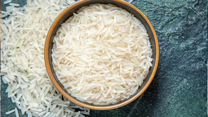 चावल को अशुभ माना जाता है। चावल का खत्म होना घर में शांति और समृद्धि में कमी और धन-संपत्ति में गिरावट का संकेत है। आटे का खत्म होना भी अशुभ हो सकता है। घर में ताजा आटा रखने से धन और मान-सम्मान में वृद्धि होती है।