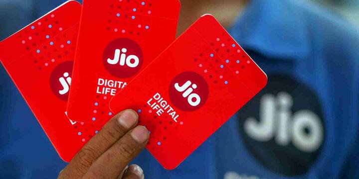 Reliance Jio के इस प्लान में यूजर्स को रोजाना 2GB हाई-स्पीड डेटा मिलता है. इसके साथ अनलिमिटेड कॉलिंग और हर दिन 100 SMS की सुविधा भी दी जाती है. यह प्लान उन लोगों के लिए खास है जो रोजाना ज्यादा इंटरनेट इस्तेमाल करते हैं जैसे वीडियो स्ट्रीमिंग, सोशल मीडिया या ऑनलाइन काम.