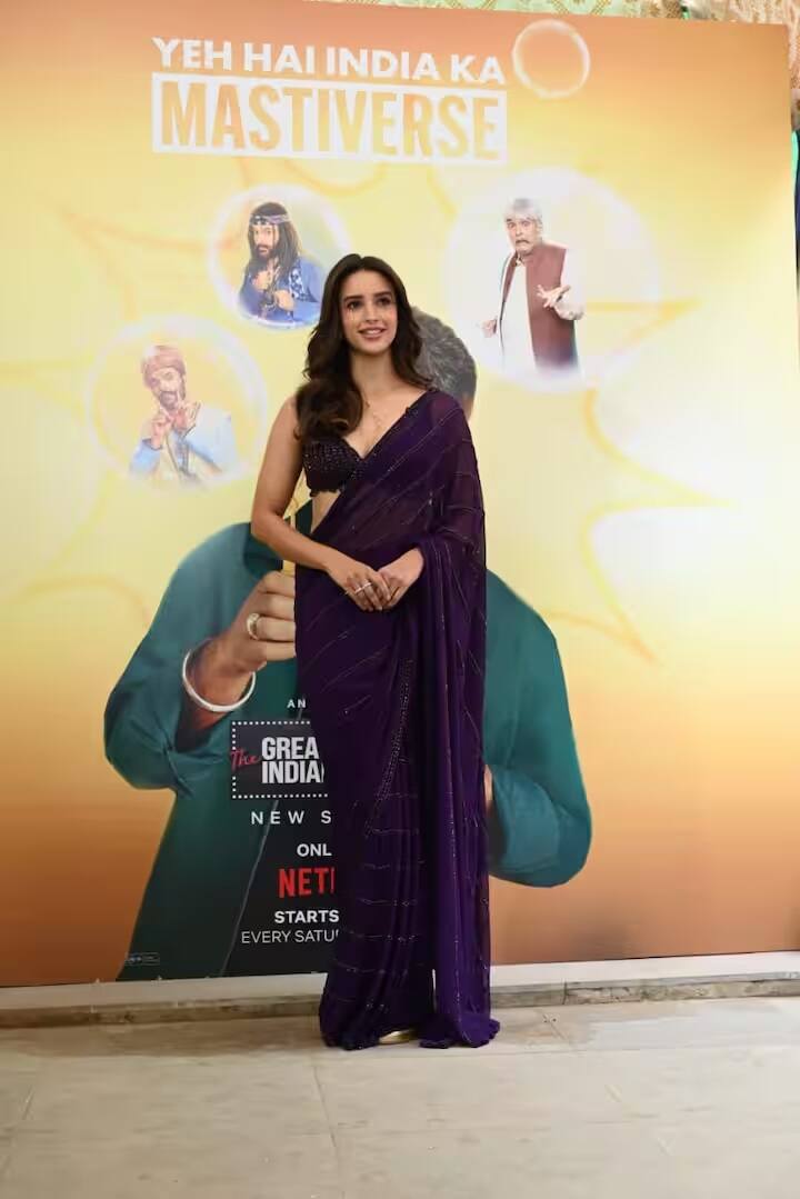 उनका मेकअप ताज़ा और प्राकृतिक था, जिसमें हल्का ब्लश और साड़ी से मेल खाता लिपस्टिक शेड था। उनके लहराते बाल उनके लुक में कोमलता और सुंदरता जोड़ रहे थे।