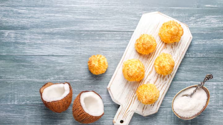 लड्डू में नारियल, घी और तेल होता है। यह शरीर को ऊर्जा प्रदान करता है। नारियल का लड्डू विशेष रूप से बच्चों, बुजुर्गों और व्यायाम करने वाले लोगों के लिए फायदेमंद होता है।