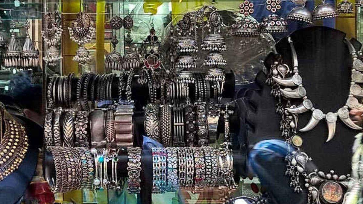 வெள்ளி விலை கடும் உயர்வு.. கட்டிலுடன் தூக்கி சென்று மூதாட்டியிடம் நகை கொள்ளை!