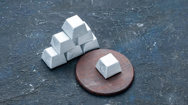 शादी-ब्याह और पारंपरिक जरूरतों के लिए भी लोग अब हल्के गहनों या पुराने सोने को बदलने पर मजबूर हैं. महंगाई की मार झेल रहे आम परिवारों के बजट में सोना बड़ी चुनौती बन चुका है.