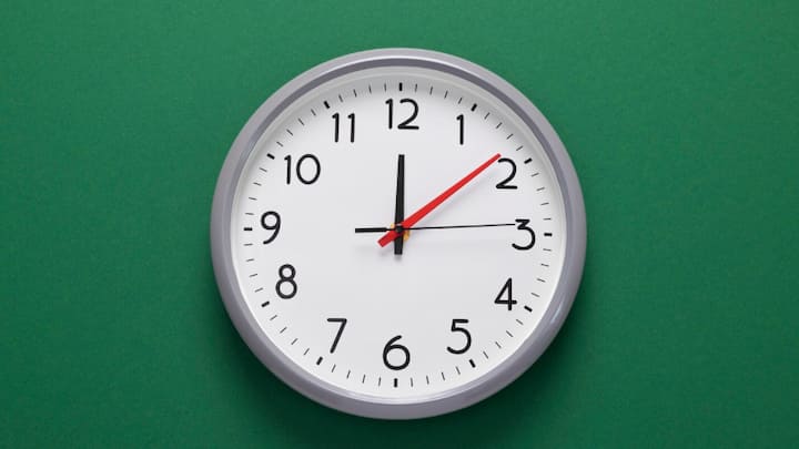 यदि आप चाहते हैं कि आपका समय हमेशा अच्छा रहे और आपको जीवन में किसी भी समस्या का सामना न करना पड़े, तो आपको अपने घर की दीवार पर एक धातु की घड़ी रखनी चाहिए।