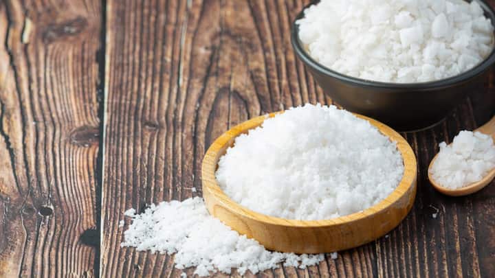 नमक के बिना भोजन अधूरा है। वास्तु शास्त्र में नमक को महत्वपूर्ण माना जाता है। यह राहु और केतु के नकारात्मक प्रभावों को कम करता है। यदि नमकदानी पूरी तरह से खाली हो, तो इससे घर में वास्तु दोष बढ़ सकते हैं।