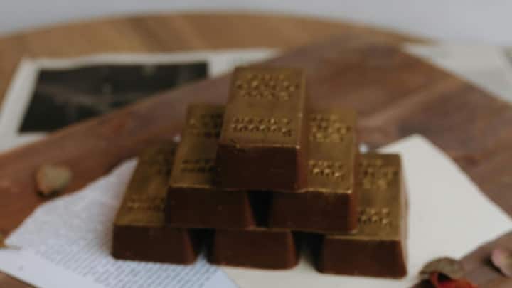 अगर 22 कैरेट सोने की बात करें, तो इसका रेट करीब 40,534 से 41,257 रुपये प्रति ग्राम दर्ज किया गया है. कराची, लाहौर और इस्लामाबाद जैसे बड़े शहरों में कीमतों में ज्यादा अंतर नहीं है.