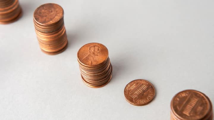 यदि घर में आमदनी तो है लेकिन बचत नहीं हो रही है, तो वास्तु शास्त्र के अनुसार तांबे के सिक्के उपयोगी माने जाते हैं। होली, दिवाली या महाशिवरात्रि जैसे त्योहारों पर तीन तांबे के सिक्कों की पूजा करें। पूजा के बाद सिक्कों को लाल कपड़े में बांधकर सुरक्षित स्थान पर रख दें।