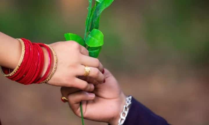 इसके अलावा हर किसी को भीड़ के सामने प्रपोज किया जाना पसंद नहीं होता है. ऐसे में अगर आपका पार्टनर शर्मीला है, तो पब्लिक प्रपोजल उन्हें शर्मिंदा कर सकता है. ऐसे में बेहतर है कि जगह का चुनाव उनकी पसंद को ध्यान में रखकर करें.