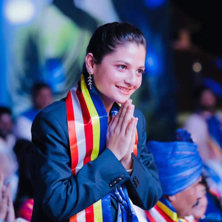 याआधी दिव्या शिंदे बऱ्याच कारणांमुळे चर्चेत आली होती. दिव्या सिंहगड कॉलेजमधील विद्यार्थी आंदोलनात सहभागी झाली होती. मेरीटमध्ये नाव आणि सर्व कागदपत्रे असूनही तिचा कॉलेजमध्ये प्रवेश नाकारल्याने दिव्यानं आंदोलन केलं होतं. तिच्या आंदोलनाला यश देखील मिळालं होतं.