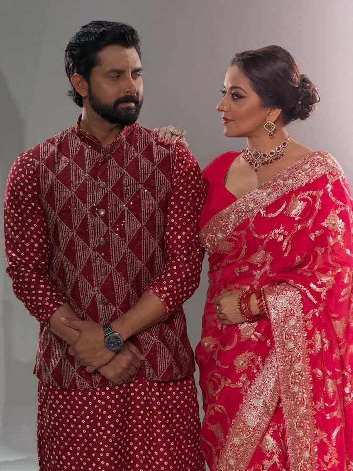 दोनों की केमिस्ट्री फैंस को खूब पसंद आ रही है. कपल की इन तस्वीरों पर लोग दिल खोलकर प्यार लुटा रहे हैं और कमेंट्स में तारीफों की बारिश हो रही है.
