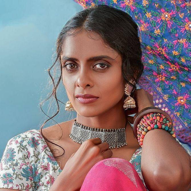 20 वर्षांच्या कारकिर्दीत तिला अनेक पुरस्कारांनी सन्मानित करण्यात आलं आहे. तिनं अनेक चित्रपटांमधून प्रमुख भूमिका साकारत आपल्या अभिनयाने प्रेक्षकांना मंत्रमुग्ध केलं.