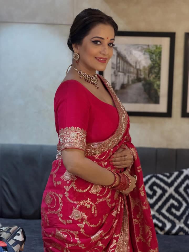 लुक को पूरा करने के लिए मोनालिसा ने चोकर नेकलेस मैचिंग ईयरिंग्स और स्टाइलिश ज्वेलरी कैरी की है.हल्का मेकअप और खुले बालों में वो किसी अप्सरा से कम नहीं लग रही हैं. तस्वीरों में उनका कॉन्फिडेंस और ग्रेस साफ नजर आ रहा है.