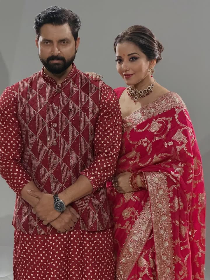 इन फोटोज में मोनालिसा अपने पति विक्रांत सिंह राजपूत के साथ भी रोमांटिक अंदाज में पोज देती दिख रही हैं.