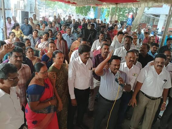 நம்பவைத்து துரோகம்; போராட்டத்துக்கு மத்தியில் பாராட்டு விழாவா? அரசு ஊழியர்களை இனியும் ஏமாற்றமுடியாது- அன்புமணி நம்பவைத்து துரோகம்; போராட்டத்துக்கு மத்தியில் பாராட்டு விழாவா? அரசு ஊழியர்களை இனியும் ஏமாற்றமுடியாது- அன்புமணி