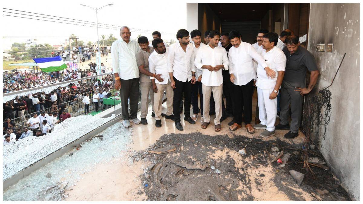 YSRCP Leader Jogi Ramesh: ఇబ్రహింపట్నంలో రాజకీయ రచ్చ; మాజీ మంత్రి జోగి రమేష్‌పై నాన్‌ బెయిలబుల్ కేసులు, అసలేం జరిగింది?