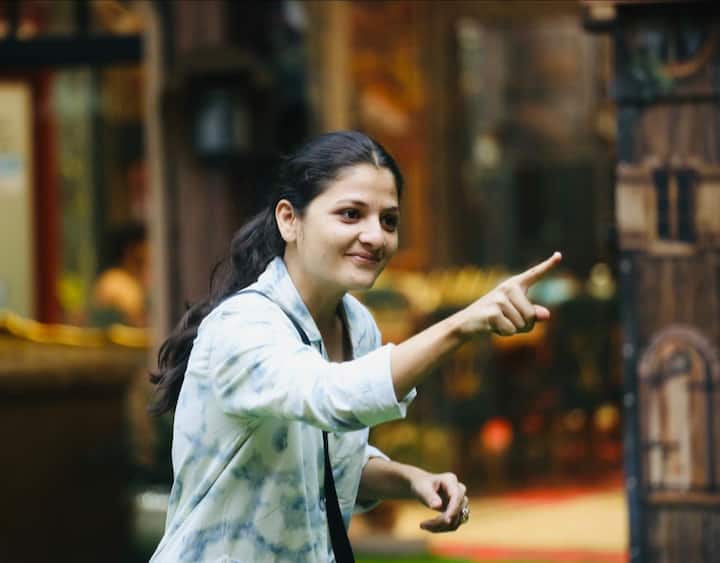 नॉमिनेशन टास्कमध्ये दिव्या शिंदेने स्पर्धकांना थेट जीवे मारण्याची धमकी दिली. याच कारणास्तव बिग बॉसने थेट तिला घराबाहेरचा रस्ता दाखवला.