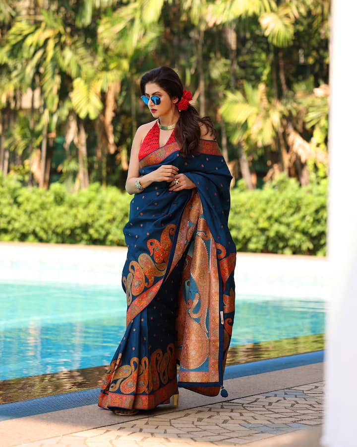 एक बेहतरीन अभिनेत्री होने के बावजूद, भाग्यश्री लंबे समय तक फिल्मों से दूर रहीं। लेकिन वह सोशल मीडिया पर अपनी खूबसूरती की झलक दिखाती रहती हैं।