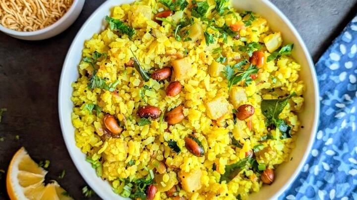 मेन्यू में सस्ते और फेमस ऑप्शन रखें जैसे पोहा, उपमा, पराठा, इडली, सैंडविच या हल्का स्नैक. इनकी लागत कम होती है और तैयारी भी आसान रहती है. मांग बढ़ने पर नए आइटम जोड़ें. लेकिन क्वालिटी से समझौता न करें. ग्राहकों की पसंद नोट करते रहें.