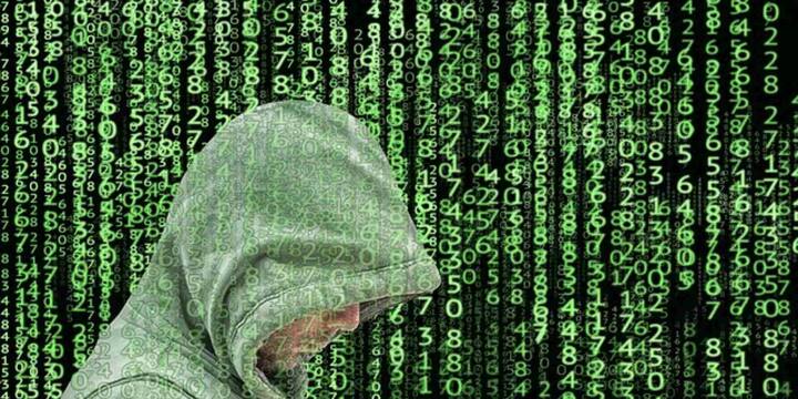 मामला यहीं खत्म नहीं होता. कई जगहों पर नकली QR कोड लोगों को असली जैसी दिखने वाली फर्जी पेमेंट ऐप या वेबसाइट पर ले जा रहे हैं. वहां जैसे ही कोई अपना UPI पिन या OTP डालता है, उसके खाते से पैसे कट जाते हैं. कुछ मामलों में QR कोड के ज़रिए मोबाइल फोन में मैलवेयर या वायरस भी पहुंचाया जा रहा है जिससे स्कैमर दूर बैठकर फोन का कंट्रोल हासिल कर लेते हैं. इसके बाद न सिर्फ बैंक अकाउंट, बल्कि फोन की निजी जानकारी और फोटो तक खतरे में पड़ जाती हैं.