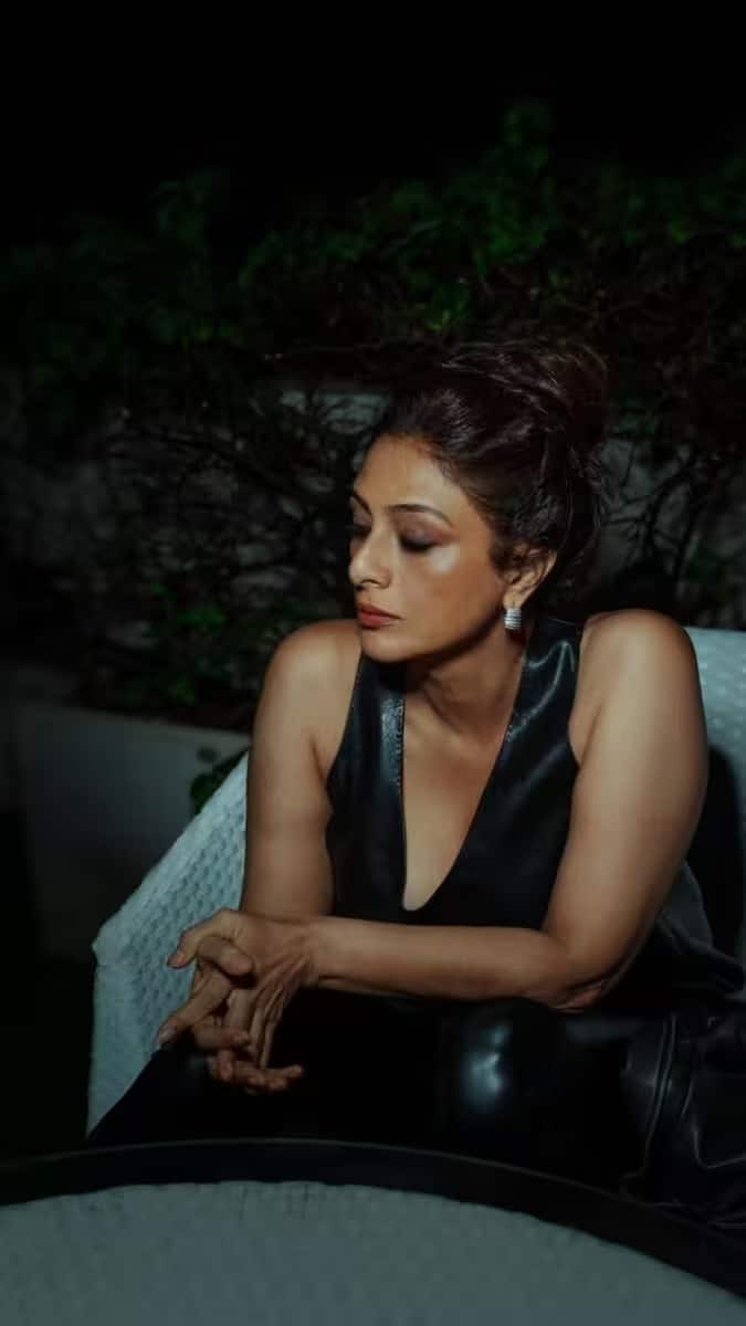 अभिनेत्री तब्बूने तिच्या कारकिर्दीत अनेक चित्रपटांमध्ये काम केलं. तिचे चित्रपट आणि गाणी आजही प्रेक्षकवर्गामध्ये चर्चेत असतात. तब्बू केवळ कारकिर्दीसाठी नसून, तिच्या वैयक्तिक आयुष्यावरही बऱ्याचदा चर्चा होते. तब्बूचे काही कलाकारांसोबत प्रेमसंबंध असल्याच्या अफवा पसरल्या होत्या. ती अजूनही सिंगल लाइफ जगत आहे.