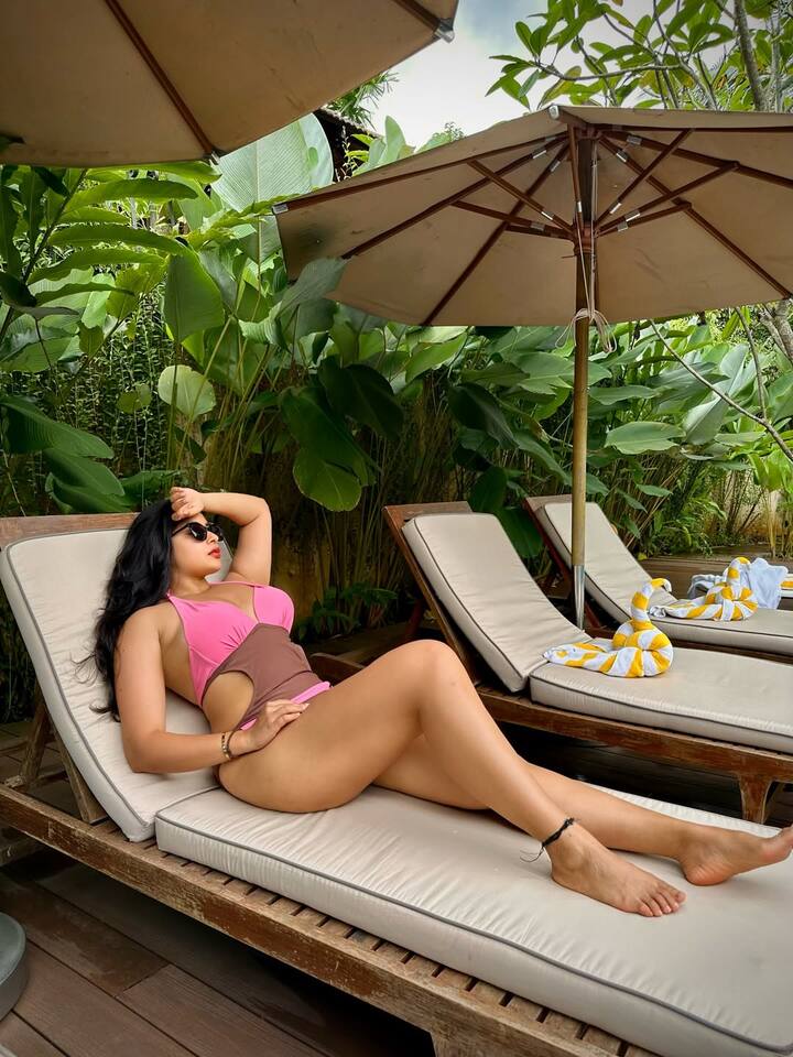 हालांकि, यह पहली बार नहीं है जब निकिता ने अपनी हॉटनेस से इंटरनेट पर तहलका मचाया है। निकिता पहले भी ऐसा कर चुकी हैं।