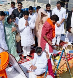 PHOTO : अजितदादांच्या अस्थिकलशाचे प्रयागराज त्रिवेणी संगमावर विसर्जन, जय पवारांसह कुटुंबीय उपस्थित