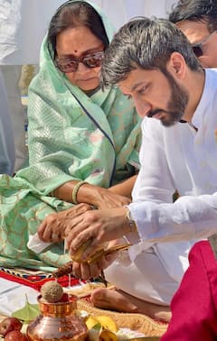 PHOTO : अजितदादांच्या अस्थिकलशाचे प्रयागराज त्रिवेणी संगमावर विसर्जन, जय पवारांसह कुटुंबीय उपस्थित