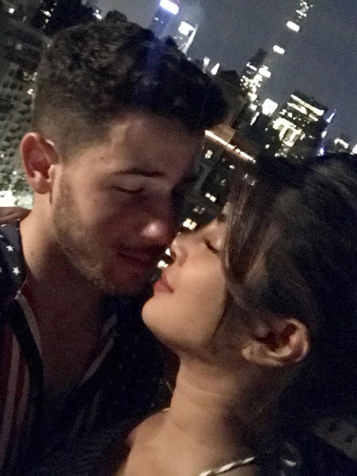 प्रियांका केवळ कामासाठी नसून, तिच्या वैयक्तिक कारणांमुळेही चर्चेत असते. तिचे अनेक व्हिडिओ सोशल मीडियात व्हायरल होतात.