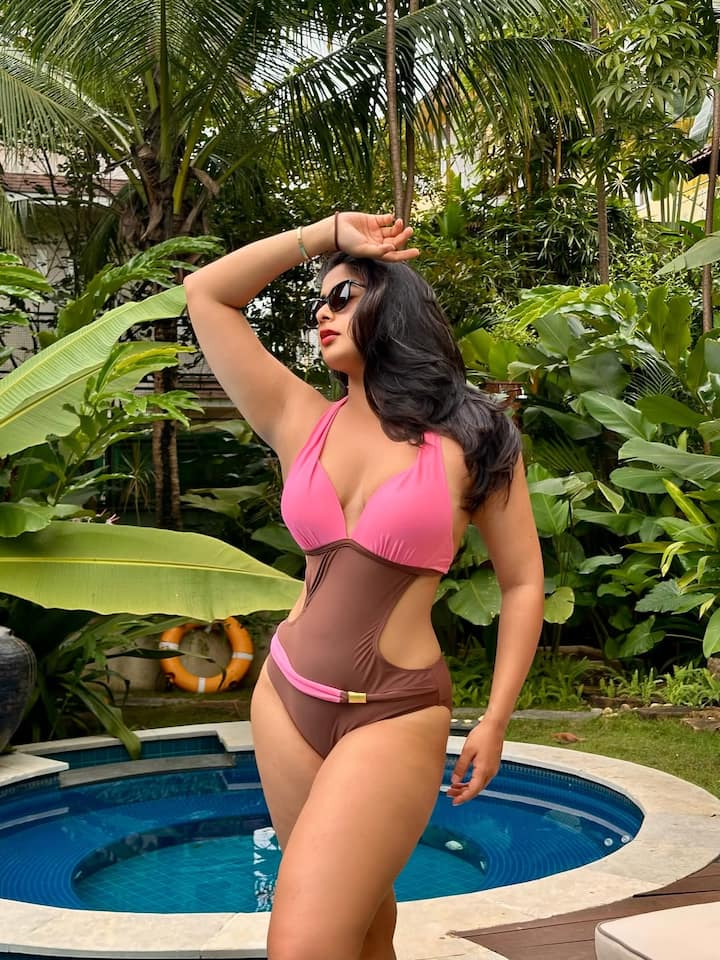 निकिता की ये तस्वीरें सोशल मीडिया पर खूब सराही जा रही हैं। निकिता के फैंस इन तस्वीरों को लाइक और कमेंट कर रहे हैं।