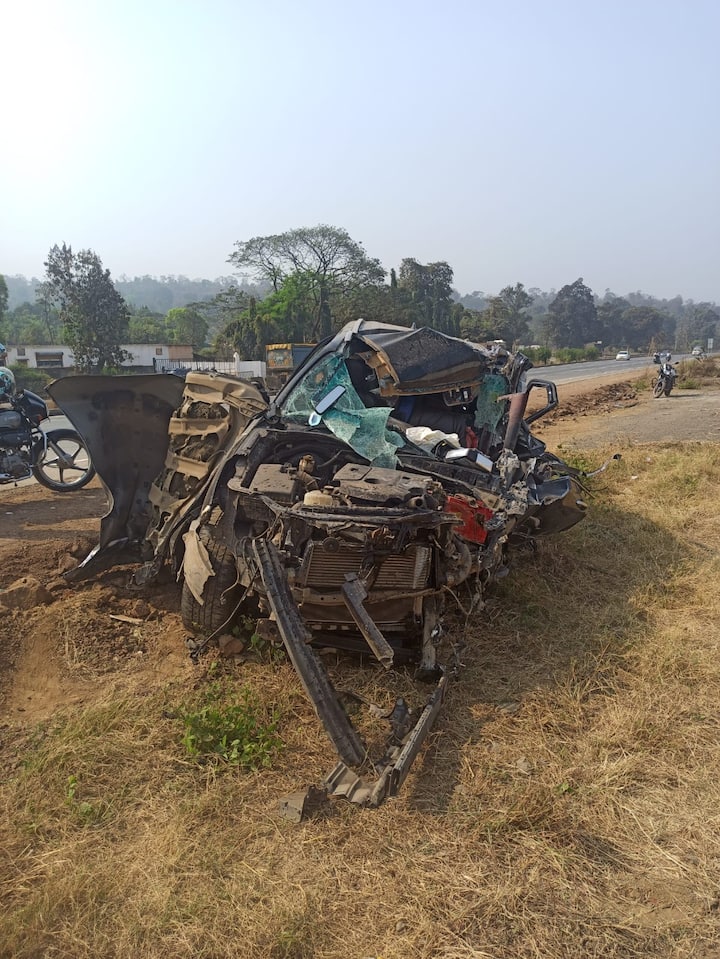 दरम्यान, जोरदार झालेल्या अपघातात फॉर्च्यूनरचा चक्काचूर झाल्याचं दिसून येत आहे. अपघातातील जखमी प्रशांत चौधरी यांना जवळील रुग्णालयात उपचारासाठी दाखल करण्यात आलं आहे.