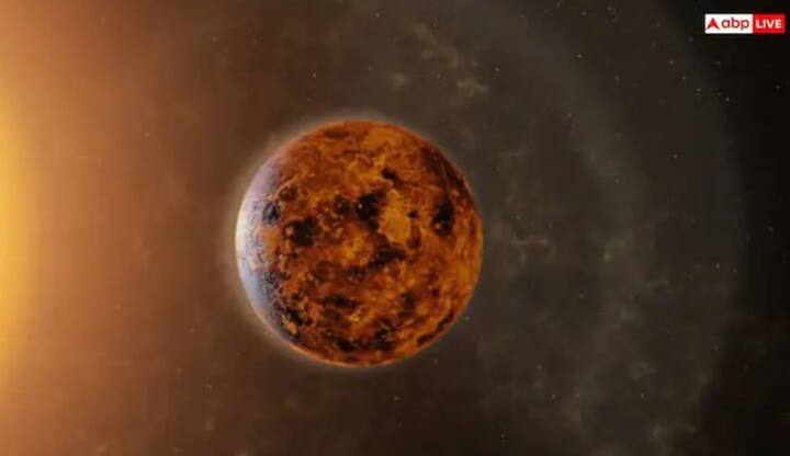 Longest Day Planet: પૃથ્વી પર એક દિવસ 24 કલાક ચાલે છે. પરંતુ આપણા સૌરમંડળમાં દરેક ગ્રહ પૃથ્વીના નિયમોનું પાલન કરતો નથી. એક એવો ગ્રહ છે જ્યાં એક દિવસ બીજા બધા ગ્રહો કરતાં સૌથી લાંબો હોય છે. ચાલો જોઈએ કે તે કયો ગ્રહ છે.શુક્ર ગ્રહને તેની ધરી પર એક પરિભ્રમણ પૂર્ણ કરવામાં લગભગ 243 પૃથ્વી દિવસ લાગે છે. આ એક દિવસને વ્યાખ્યાયિત કરે છે. આશ્ચર્યજનક રીતે, તે સૂર્યની આસપાસ એક ભ્રમણકક્ષા ફક્ત 225 દિવસમાં પૂર્ણ કરે છે. આનો અર્થ એ છે કે ગ્રહ એક દિવસ અને રાત્રિ ચક્ર પૂર્ણ કરે તે પહેલાં શુક્ર પર એક આખું વર્ષ પસાર થાય છે.
