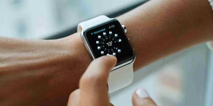 આજકાલ બેસિક ફિચર્સ ધરાવતી સ્માર્ટવોચ સસ્તા ભાવે સરળતાથી ઉપલબ્ધ છે. તે સ્ટેપ કાઉન્ટિંગ, હાર્ટ રેટ મોનિટરિંગ અને ફોન નોટિફિકેશન જેવા જરૂરી ફીચર્સ સાથે આવે છે. ફિટનેસ પ્રત્યે સભાન અને સ્ટાઇલ પસંદ કરતી છોકરીઓ માટે આ એક શ્રેષ્ઠ ભેટ હોઈ શકે છે. હળવા વજનવાળી, આકર્ષક અને રંગબેરંગી ડિઝાઇનવાળી સ્માર્ટવોચ દરરોજ પહેરવા માટે ઉત્તમ છે અને બજેટ પર મોડર્ન ટચ આપે છે.