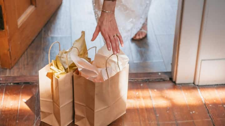 आज ब्राउन शॉपिंग बैग हमारी आदतों का हिस्सा बन चुके हैं. किराना स्टोर, कपड़ों की दुकान, मेडिकल शॉप या ऑनलाइन डिलीवरी हर जगह यही बैग दिखाई देते हैं. धीरे-धीरे यह रंग शॉपिंग का प्रतीक बन गया है. इसके पीछे कोई फैशन ट्रेंड नहीं, बल्कि जरूरत, लागत और पर्यावरण से जुड़ी सोच काम करती है.