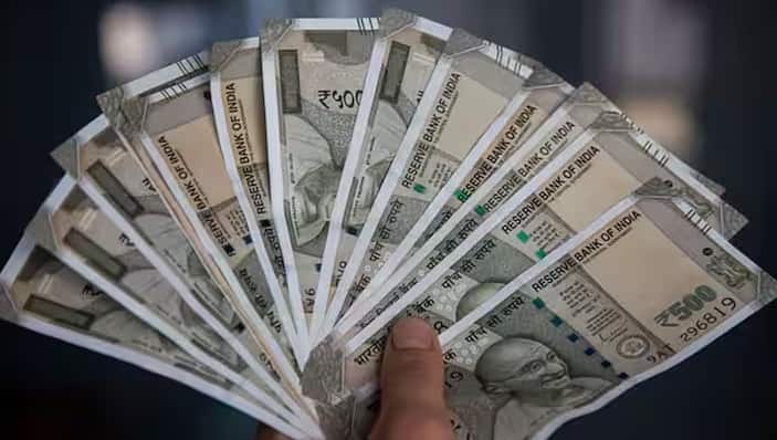 Business Under 5000 Rupees: આજકાલ લોકો નોકરીની સાથે વ્યવસાયને પણ પ્રાથમિકતા આપે છે. તેથી લોકો નોકરી છોડીને વ્યવસાય તરફ વળ્યા છે. જોકે, ઘણા લોકો માને છે કે વ્યવસાય શરૂ કરવા માટે ઘણા પૈસાની જરૂર પડે છે. પરંતુ આ સાચું નથી. એક સારો વ્યવસાય ફક્ત 5000 રૂપિયાથી પણ શરૂ કરી શકાય છે. લોકોની દૈનિક જરૂરિયાતોને સમજીને શરૂ કરાયેલ નાનો વ્યવસાય ઝડપથી વિકાસ પામી શકે છે. શરૂઆતમાં તમારે મોટા સેટઅપની જરૂર નથી. યોગ્ય દિશામાં માર્ગદર્શન મેળવતો નાનો વ્યવસાય પણ ઝડપથી વિકાસ પામે છે.