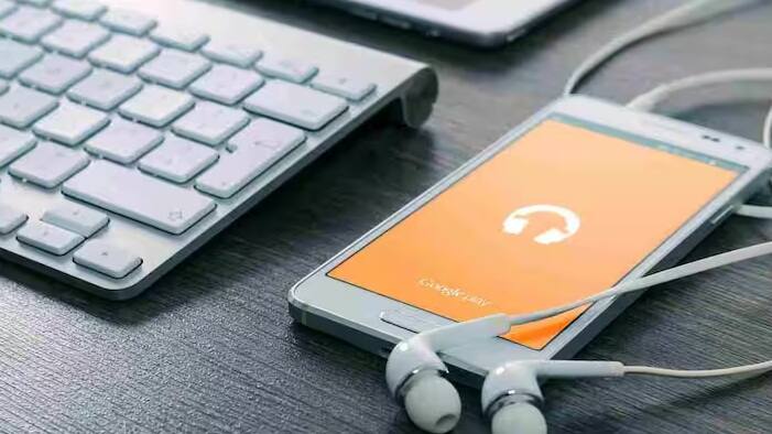 Valentine’s Day: જેમ જેમ વેલેન્ટાઇન ડે નજીક આવે છે, તેમ તેમ સૌથી મોટો પ્રશ્ન એ છે કે કઈ ભેટ આપવી જે ખાસ લાગે અને તમારા બજેટની બહાર ન જાય. મર્યાદિત બજેટમાં સારી ભેટ શોધવી સરળ નથી, પરંતુ ટેકનોલોજીના આ યુગમાં કેટલાક ગેજેટ્સ છે જે ઓછી કિંમતે દિલ જીતી શકે છે. 1,000 રૂપિયાથી ઓછી કિંમતમાં ઉપલબ્ધ આ ગેજેટ્સ માત્ર સારા જ નથી લાગતા પણ રોજિંદા જીવનમાં પણ ખૂબ ઉપયોગી છે. જો તમે આ વેલેન્ટાઇન ડે પર તમારી ગર્લફ્રેન્ડને કંઈક અનોખું, સ્માર્ટ અને ઉપયોગી આપવા માંગતા હો, તો બજેટ ગેજેટ્સ એક શ્રેષ્ઠ વિકલ્પ બની શકે છે.