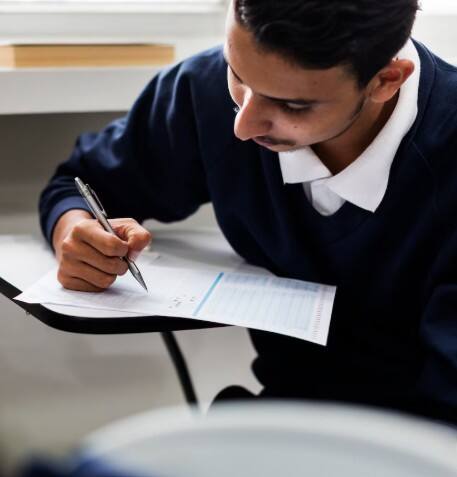 CBSE ਨੇ 10ਵੀਂ ਅਤੇ 12ਵੀਂ ਜਮਾਤ ਦੋਵਾਂ ਲਈ ਪ੍ਰੀਖਿਆ ਦੀਆਂ ਤਰੀਕਾਂ ਜਾਰੀ ਕੀਤੀਆਂ ਹਨ। ਬੋਰਡ ਪ੍ਰੀਖਿਆਵਾਂ 17 ਫਰਵਰੀ, 2026 ਨੂੰ ਸ਼ੁਰੂ ਹੋਣਗੀਆਂ। 10ਵੀਂ ਜਮਾਤ ਦੀਆਂ ਪ੍ਰੀਖਿਆਵਾਂ 10 ਮਾਰਚ, 2026 ਨੂੰ ਸਮਾਪਤ ਹੋਣਗੀਆਂ, ਜਦੋਂ ਕਿ 12ਵੀਂ ਜਮਾਤ ਦੀਆਂ ਪ੍ਰੀਖਿਆਵਾਂ 9 ਅਪ੍ਰੈਲ, 2026 ਤੱਕ ਜਾਰੀ ਰਹਿਣਗੀਆਂ। ਦੋਵਾਂ ਜਮਾਤਾਂ ਦੀਆਂ ਪ੍ਰੀਖਿਆਵਾਂ ਸਵੇਰੇ 10:30 ਵਜੇ ਸ਼ੁਰੂ ਹੋਣਗੀਆਂ ਅਤੇ ਦੁਪਹਿਰ 1:30 ਵਜੇ ਸਮਾਪਤ ਹੋਣਗੀਆਂ।