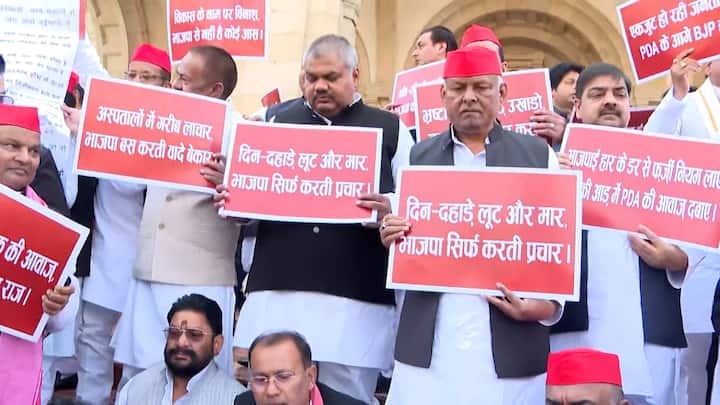 सपा सदस्य विशेष गहन पुनरीक्षण (एसआईआर) के मुद्दे को लेकर मुखर थे. विपक्षी दल के सदस्य हाथों में ‘‘सबको हक, सबको अधिकार, पीडीए (पिछड़ा, दलित, अल्पसंख्यक) की ही बहेगी बयार’’, ‘‘युवा को काम दिलाओ, बेरोजगारी हटाओ’’ और ‘‘विकास के नाम पर विनाश, भाजपा से नहीं है कोई आस’’ जैसे नारे लिखी तख्तियां थीं.