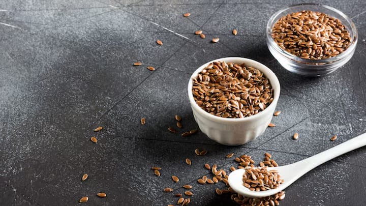 विशेषज्ञों के अनुसार, वजन घटाने के लिए भुने हुए अलसी के बीज का सेवन किया जा सकता है। आप अलसी का पाउडर बनाकर पानी में मिलाकर पी सकते हैं। आप दिन भर में 2 से 3 चम्मच अलसी के बीज का सेवन कर सकते हैं।