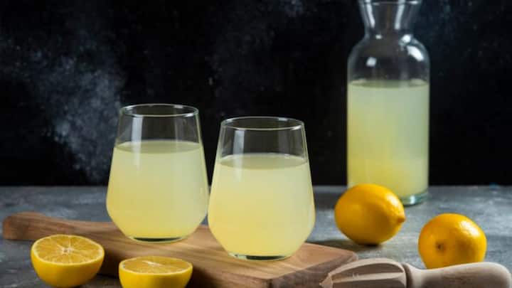 ખાલી પેટ લીંબુ પાણી પીવાથી એસિડિટી વધે છે. આવા લોકોએ ખાલી પેટ લીંબુ પાણી પીવાનું ટાળવું જોઈએ. લીંબુમાં સાઇટ્રિક એસિડનું પ્રમાણ વધુ હોય છે, જે એસિડિટીને વધારે છે. ખાલી પેટ લીંબુ પાણી પીવું એસિડિટીથી પીડાતા લોકો માટે હાનિકારક છે.