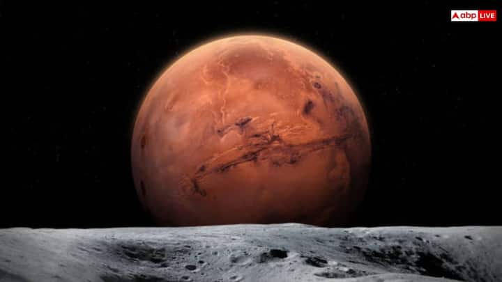 शुक्र ग्रह सभी ग्रहों में सबसे धीमी गति से घूमने का रिकॉर्ड रखता है. ऐसा माना जाता है कि इसकी धीमी गति इसके घने वायुमंडल और पिछले गुरुत्वाकर्षण इंटरैक्शन से प्रभावित होती है.