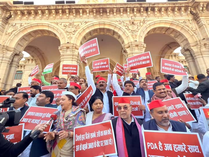 सपा सदस्य हाथों में तख्तियां और बैनर लेकर विधानसभा के अंदर से चौधरी चरण सिंह की प्रतिमा के समक्ष पहुंचे.