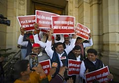 यूपी: बजट सत्र के पहले दिन विधान भवन के बाहर सपा का प्रदर्शन, इन मुद्दों पर किया विरोध