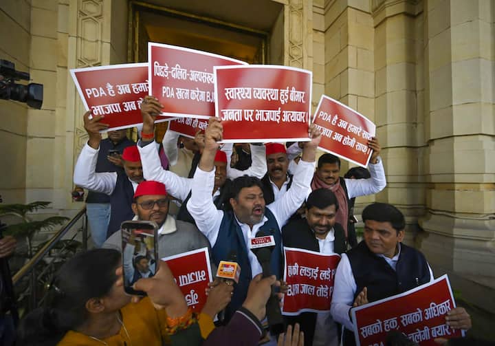 उत्तर प्रदेश विधानमंडल के बजट सत्र के पहले दिन सोमवार को समाजवादी पार्टी (सपा) के सदस्यों ने विभिन्न मुद्दों को लेकर विधान भवन के मुख्य द्वार पर सरकार के खिलाफ प्रदर्शन किया.